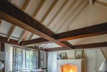 Útulnému interiéru dominuje krb.