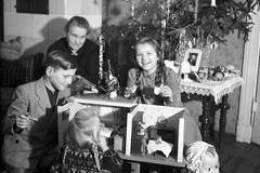 Mění se dějiny, vánoční dekorace, dárky, ale dětská radost zůstává pořád stejná. 