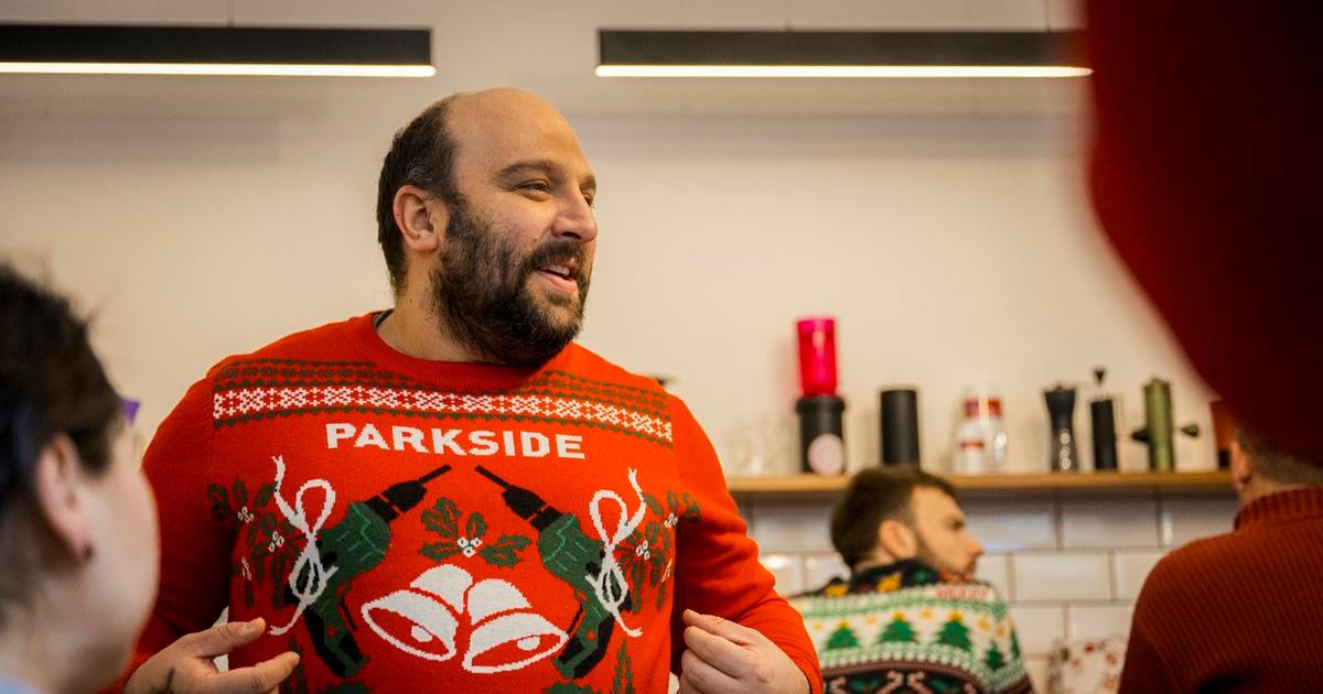 Liberecká kavárna hostila setkání trapných vánočních svetrů. Přišly desítky lidí