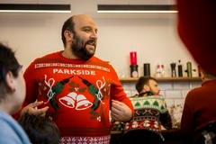 Sedmý ročník srazu trapných vánočních svetrů, 24. prosince 2025, kavárna Jedno kafe, Liberec. Někteří účastníci si svetr vytvářejí speciálně pro tuto akci.