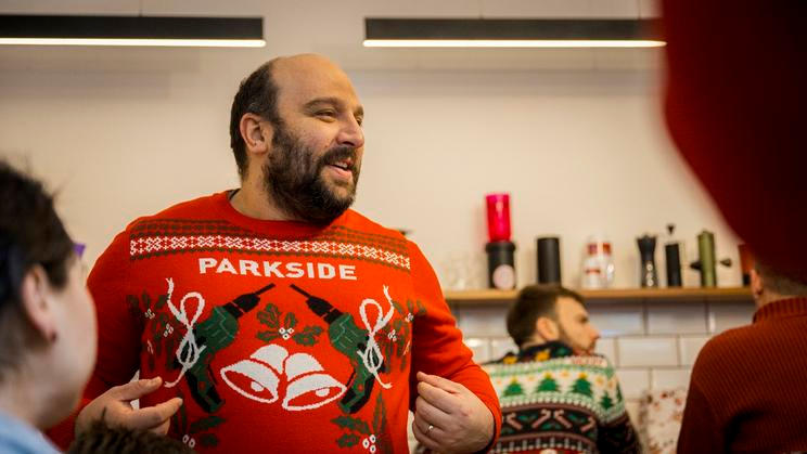 Sedmý ročník srazu trapných vánočních svetrů, 24. prosince 2025, kavárna Jedno kafe, Liberec. Někteří účastníci si svetr vytvářejí speciálně pro tuto akci.