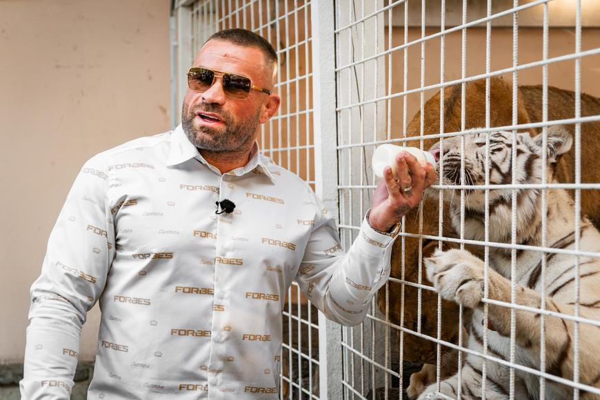 Nejde jen o Vémolu. Jaké třaskavé tajemství prozradila razie u krále Oktagonu?