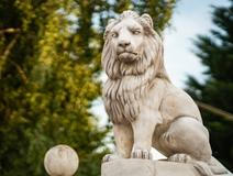 Jedna razie proběhla přímo ve Vémolově domě, další dvě pak v Praze.