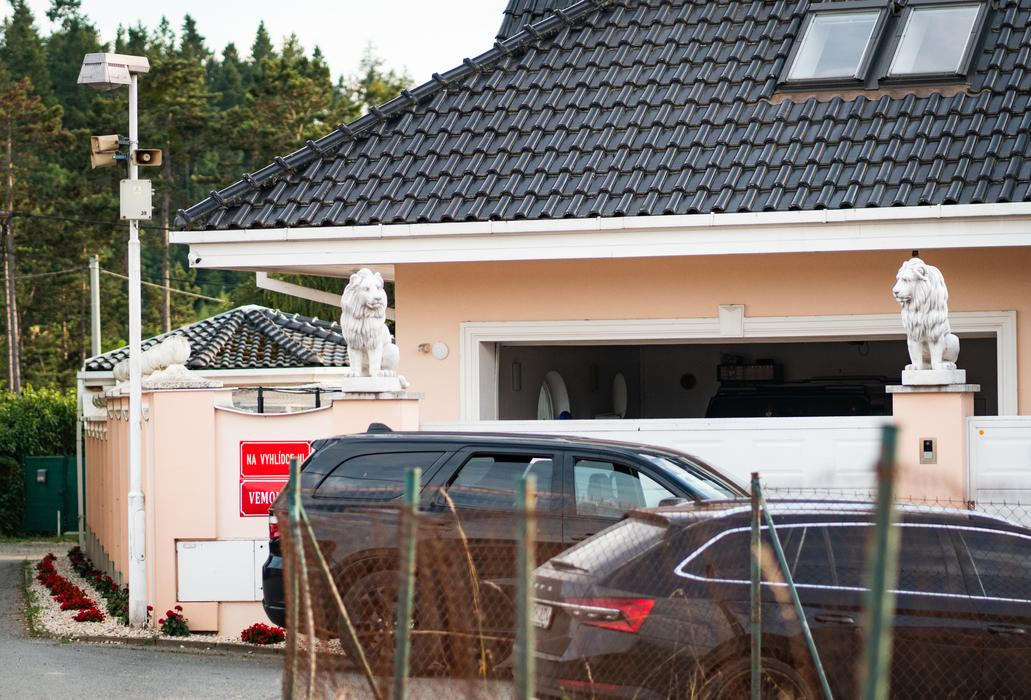 Všichni tři zadržení muži byli obviněni ze zvlášť závažné organizované drogové činnosti.