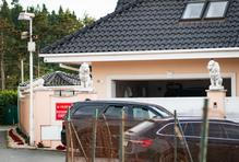 Všichni tři zadržení muži byli obviněni ze zvlášť závažné organizované drogové činnosti.