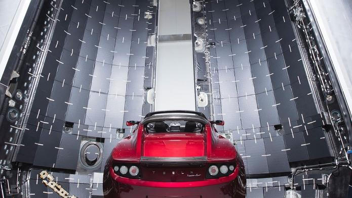 Tesla Roadster v raketě