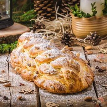 Vánočka patří k nejstarším českým vánočním tradicím - už ve středověku byla obřadním chlebem.