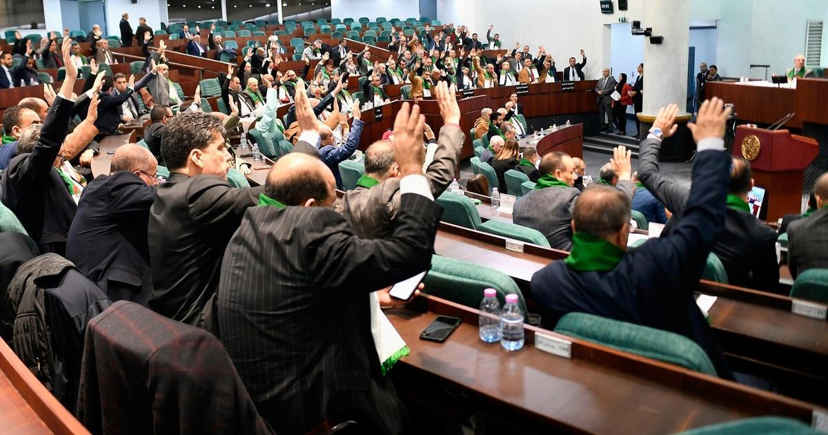 Alžírský parlament přijal zákon, který činí z francouzského kolonialismu zločin
