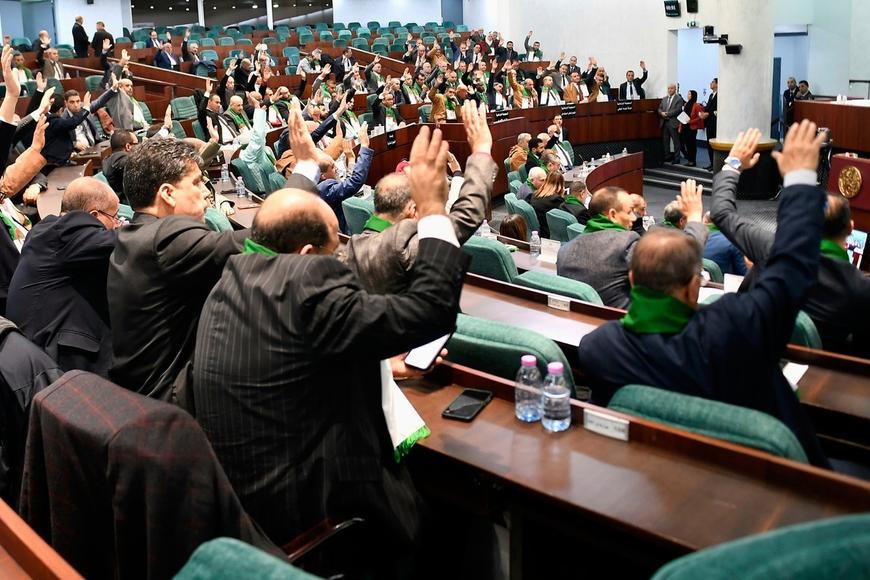 Alžírský parlament přijal zákon, který činí z francouzského kolonialismu zločin