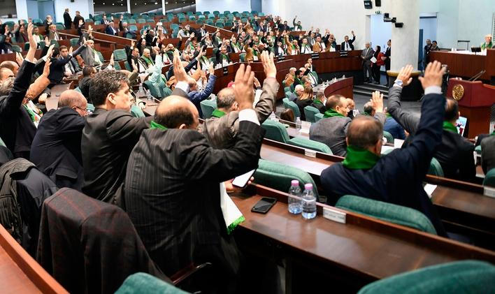 Členové alžírského parlamentu hlasují o návrhu zákona, který kriminalizuje francouzskou kolonizaci (středa 24. prosince 2025).