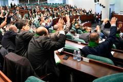 Členové alžírského parlamentu hlasují o návrhu zákona, který kriminalizuje francouzskou kolonizaci (středa 24. prosince 2025).