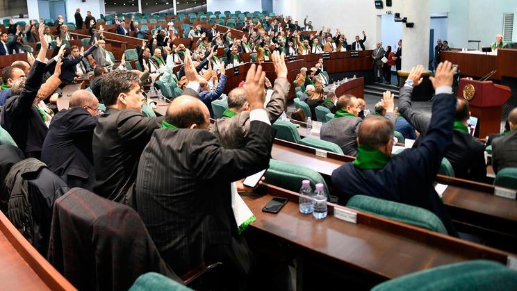 Členové alžírského parlamentu hlasují o návrhu zákona, který kriminalizuje francouzskou kolonizaci (středa 24. prosince 2025).