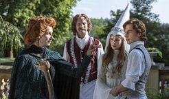 Jana Plodková, Tomáš Maštalír, Sofie Anna Švehlíková jako princezna Elvíra a Oskar Hes v roli prince Armina ve štědrovečerní pohádce Záhada strašidelného zámku