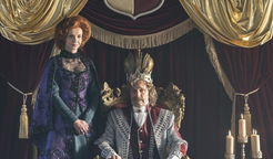 Jana Plodková jako vychovatelka Hortenzie a Tomáš Maštalír coby král v pohádce Záhada strašidelného zámku.