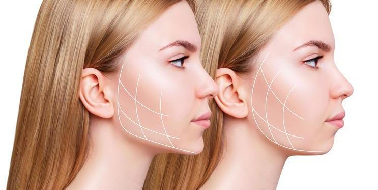 Pravidelné cvičení a vhodné kosmetické produkty pak mohou výrazně zlepšit pevnost pokožky a její vzhled. 