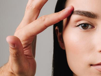 Líčení pro povislá víčka: technika, která pozvedne oči a opticky vás omladí klidně o 10 let.