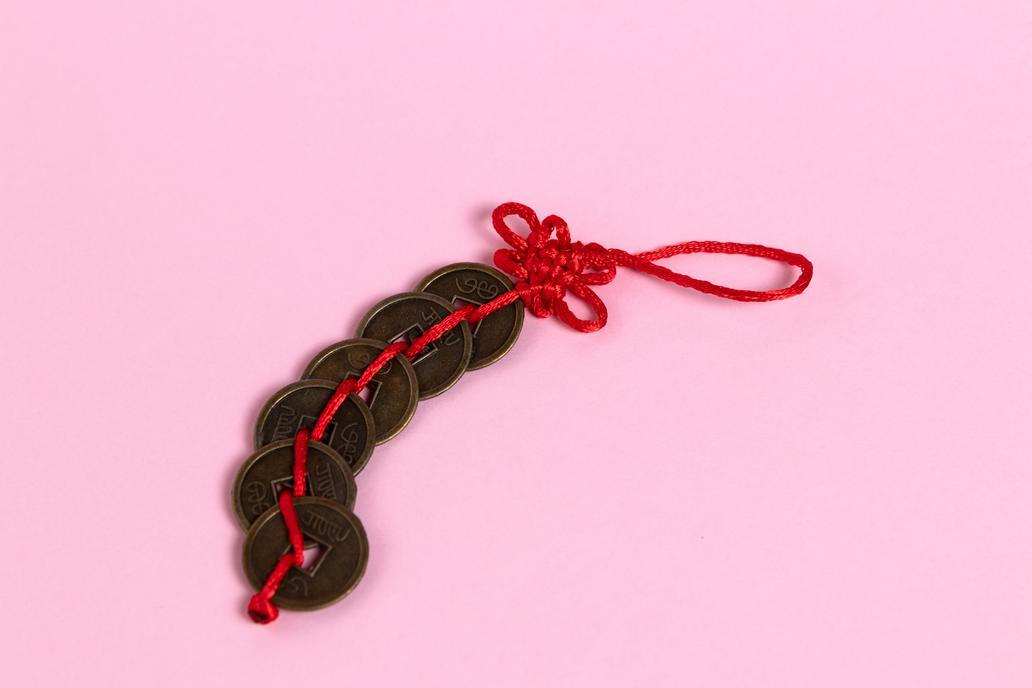 6 mincí bývá často svázaných stužkou nebo uložených v malém pytlíčku.