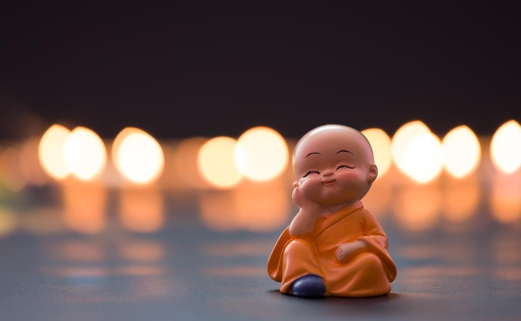 I malinká soška budhy v kabelce může fungovat jako magnet na hojnost.