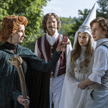 Jana Plodková, Tomáš Maštalír, Sofie Anna Švehlíková jako princezna Elvíra a Oskar Hes v roli prince Armina ve štědrovečerní pohádce Záhada strašidelného zámku