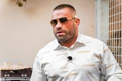 Střípky z oslavy 38. narozenin Karlose Vémoly. V jeho „Vémolandu“ se tehdy sešlo několik desítek lidí, bojovník se pochlubil i svými exotickými mazlíčky.