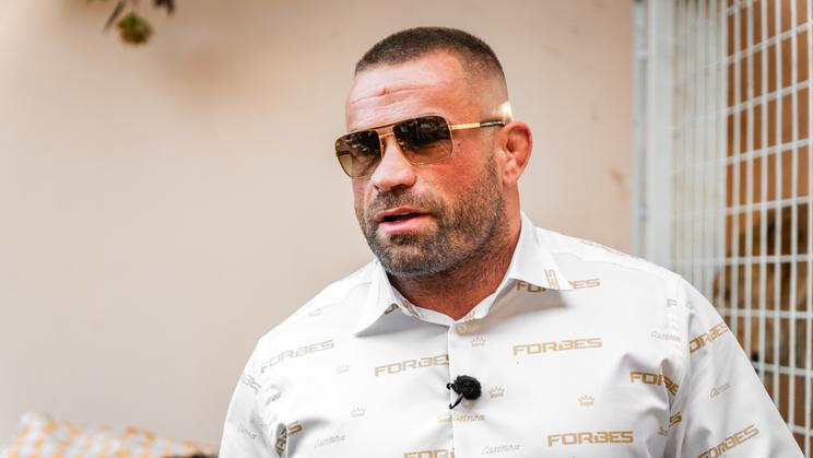 Střípky z oslavy 38. narozenin Karlose Vémoly. V jeho „Vémolandu“ se tehdy sešlo několik desítek lidí, bojovník se pochlubil i svými exotickými mazlíčky.