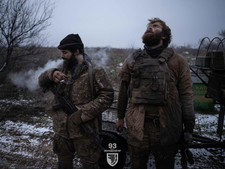 Tohle jsou nejnovější hrdinové ukrajinské veřejnosti (zleva): pěšáci Denys „Bars“ a Dmytro „K2“ se právě vrátili z pozice poblíž města Kostiantynivka, kde odříznuti strávili v první linii neuvěřitelných 130 dní.