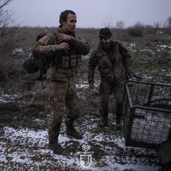 Ruský zajatec Danilo Sychov (vlevo) z 242. motorizovaného střeleckého pluku padl do zajetí padl při neúspěšném útoku na pozice Dmytra a Denyse (vpravo). 