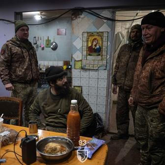 Denys „Bars“ a Dmytro „K2“ se právě znovu narodili. Po nekonečných 130 dnech se je podařilo jejich spolubojovníkům z 93. mechanizované brigády dostat z pozice u města Časiv Jar na Donbase. 