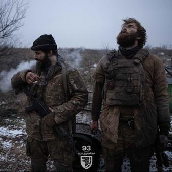 Tohle jsou nejnovější hrdinové ukrajinské veřejnosti (zleva): pěšáci Denys „Bars“ a Dmytro „K2“ se právě vrátili z pozice poblíž města Kostiantynivka, kde odříznuti strávili v první linii neuvěřitelných 130 dní.