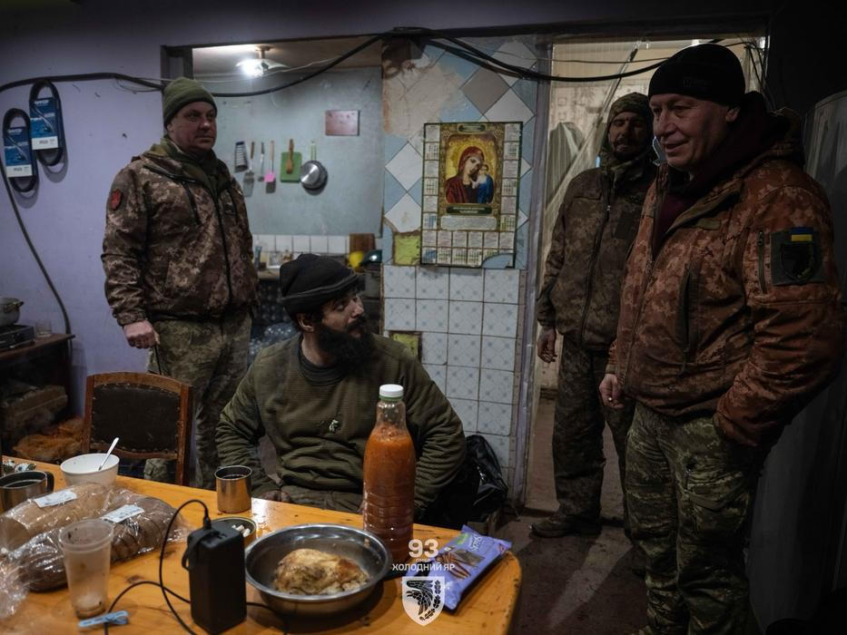 Denys „Bars“ a Dmytro „K2“ se právě znovu narodili. Po nekonečných 130 dnech se je podařilo jejich spolubojovníkům z 93. mechanizované brigády dostat z pozice u města Časiv Jar na Donbase. 