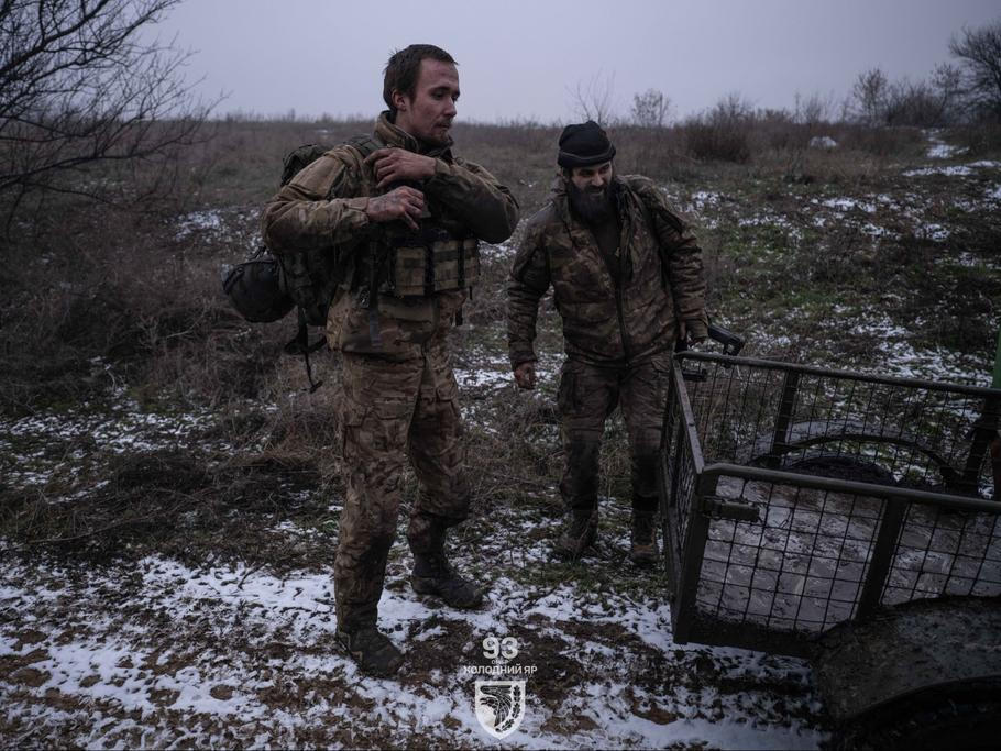 Ruský zajatec Danilo Sychov (vlevo) z 242. motorizovaného střeleckého pluku padl do zajetí při neúspěšném útoku na pozice Dmytra a Denyse (vpravo). 