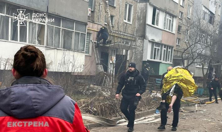 Ruské útoky na Ukrajině od Štědrého večera zabily čtyři lidi, oznámily úřady. Čtvrteční snímek záchranářů poblíž domu poškozeného ruským dronem byl pořízen v Černihivu.