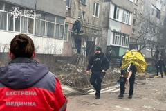 Ruské útoky na Ukrajině od Štědrého večera zabily čtyři lidi, oznámily úřady. Čtvrteční snímek záchranářů poblíž domu poškozeného ruským dronem byl pořízen v Černihivu.