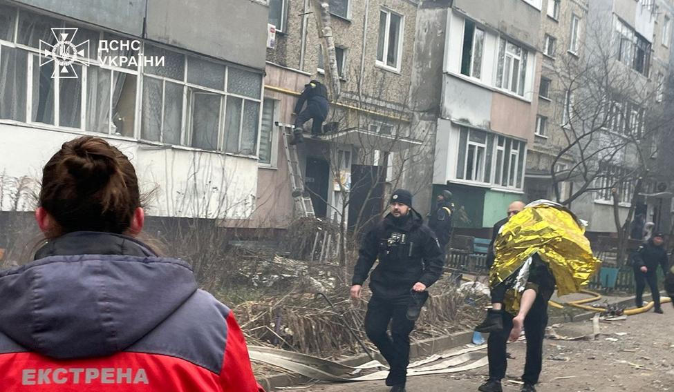 Ruské útoky na Ukrajině od Štědrého večera zabily čtyři lidi, oznámily úřady. Čtvrteční snímek záchranářů poblíž domu poškozeného ruským dronem byl pořízen v Černihivu.