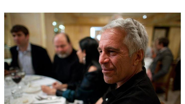 Fotografie patří k sérii desítek tisíc snímků, které zveřejnilo americké ministerstvo spravedlnosti ke kauze Jeffreyho Epsteina.