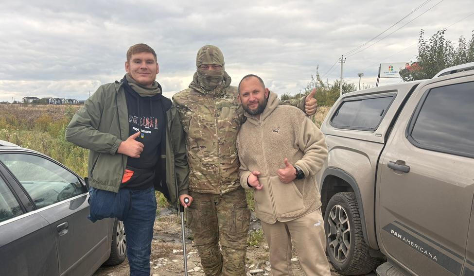 „Byl jsem zraněn a další chlap byl také zraněn. A pak jsem byl hospitalizován a amputovali mi pravou nohu,“ popisuje stručně veterán Zlotyj. Uprostřed stojí dobrovolník  Mac, vpravo veterán Lik.