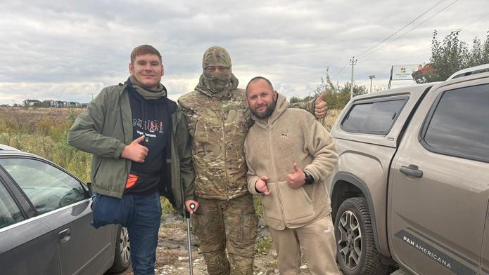 „Byl jsem zraněn a další chlap byl také zraněn. A pak jsem byl hospitalizován a amputovali mi pravou nohu,“ popisuje stručně veterán Zlotyj. Uprostřed stojí dobrovolník Mac, vpravo veterán Lik.