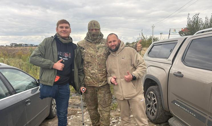 „Byl jsem zraněn a další chlap byl také zraněn. A pak jsem byl hospitalizován a amputovali mi pravou nohu,“ popisuje stručně veterán Zlotyj. Uprostřed stojí dobrovolník  Mac, vpravo veterán Lik.