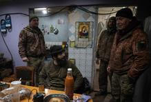 Denys „Bars“ a Dmytro „K2“ se právě znovu narodili. Po nekonečných 130 dnech se je podařilo jejich spolubojovníkům z 93. mechanizované brigády dostat z pozice u města Časiv Jar na Donbase. 