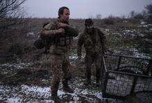 Ruský zajatec Danilo Sychov (vlevo) z 242. motorizovaného střeleckého pluku padl do zajetí padl při neúspěšném útoku na pozice Dmytra a Denyse (vpravo). 