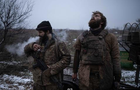 Tohle jsou nejnovější hrdinové ukrajinské veřejnosti (zleva): pěšáci Denys „Bars“ a Dmytro „K2“ se právě vrátili z pozice poblíž města Kostiantynivka, kde odříznuti strávili v první linii neuvěřitelných 130 dní.