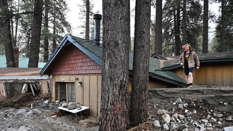 Kvůli rozsáhlým povodním kalifornský guvernér Gavin Newsom vyhlásil na Štědrý den stav nouze v šesti okresech včetně Los Angeles. Čtvrteční snímek je z Wrightwoodu.