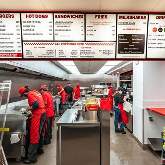 Five Guys, fastfood, jídlo, hamburger, burger, hranolky, gastronomie, Praha