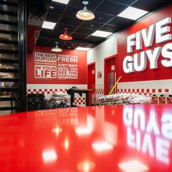 Five Guys, fastfood, jídlo, hamburger, burger, hranolky, gastronomie, Praha