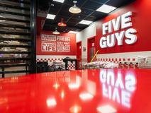 Five Guys, fastfood, jídlo, hamburger, burger, hranolky, gastronomie, Praha