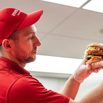 Five Guys, fastfood, jídlo, hamburger, burger, hranolky, gastronomie, Praha