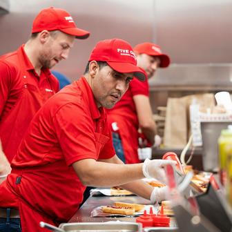 Five Guys, fastfood, jídlo, hamburger, burger, hranolky, gastronomie, Praha