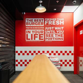 Five Guys, fastfood, jídlo, hamburger, burger, hranolky, gastronomie, Praha