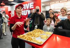 Five Guys, fastfood, jídlo, hamburger, burger, hranolky, gastronomie, Praha