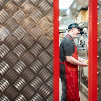 Five Guys, fastfood, jídlo, hamburger, burger, hranolky, gastronomie, Praha